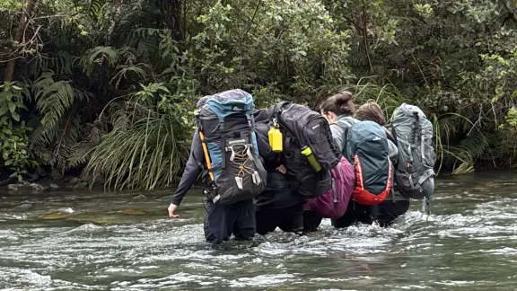 Mutual Support technique while crossing a river with kids